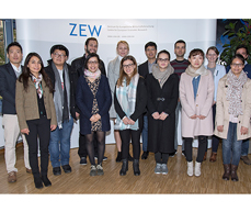 Die Gruppe der internationalen Studierenden zu Besuch am ZEW. 