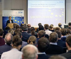 Die baden-württembergische Wirtschaftsministerin Dr. Nicole Hoffmeister-Kraut bei ihrem Impulsvortrag zur Eröffnung der ZEW Lunch Debate. 