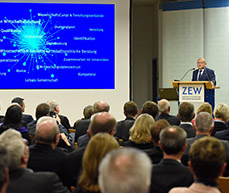Former ZEW President Wolfgang Franz during his closing speech at the ZEW anniversary. 