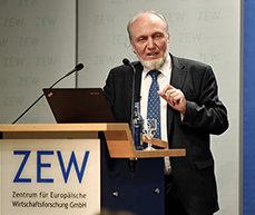 Professor Hans-Werner Sinn delivering his lecture "Europe Post-Brexit. A 15 Point Programme for the Re-establishment of Europe." 