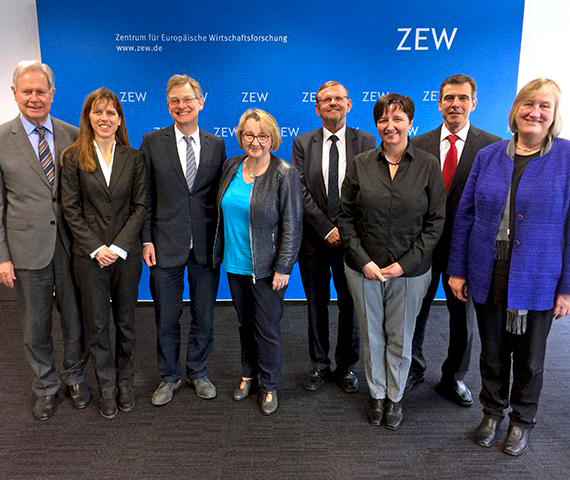  Die Mitglieder des ZEW-Aufsichtsrats bei ihrer ersten Sitzung 2017. 