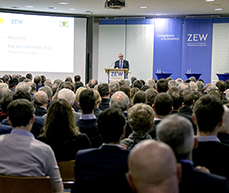 ZEW-Präsident Achim Wambach begrüßt die rund 300 Gäste der Gedenkveranstaltung für Lothar Späth. 