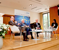 Debattierten auf dem Podium (v.l.): Xavier Debrun, Niels Thygesen, Friedrich Heinemann und Moderatorin Maithreyi Seetharaman.