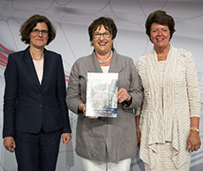 Professor Irene Bertschek (left) and Dr. Sabine Graumann (right) present the Monitoring Report DIGITAL Economy 2017 to Federal Minister for Economic Affairs and Energy Brigitte Zypries. 