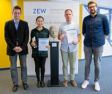 Heads of ZEW Research Group Kai Hüschelrath (l.) and Vitali Gretschko (r.) with the winners Jiekai Zhang and Bernhard Kasberger.