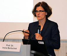 ZEW-Forschungsbereichsleiterin Prof. Dr. Irene Bertschek beim Vortrag