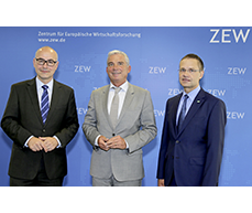 Minister Thomas Strobl (centre) is greeted by ZEW President Professor Achim Wambach (left) and ZEW Director of Business and Administration Thomas Kohl (right). 