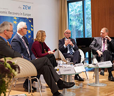 Das Panel bei der ZEW Lunch Debate: Stefan Lehner, Petri Sarvamaa, Silke Wettach, Achim Wambach und Aart de Geus (v.l.n.r.).