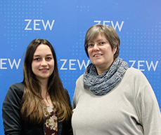 Berufsausbildung erfolgreich abgeschlossen: Lucie Berger und ZEW-Ausbildungsbeauftragte Steffi Spiegel