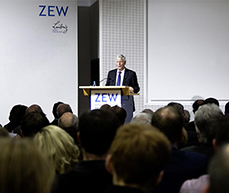 RWE CEO Dr. Rolf Martin Schmitz delivering his speech at ZEW on the current progress and challenges of Germany’s energy transition.