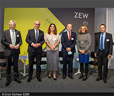 Zur 30-jährigen Jubiläumsfeier hat das ZEW zu einer Podiumsdiskussion eingeladen. Von links nach rechts: Dr. Georg Müller, Prof. Achim Wambach, PhD, Priv.-Doz. Dr. Monika Köppl-Turyna, Dr. Guntram B. Wolff, Silke Wettach und Thomas Kohl.