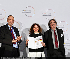 Preisträgerin Christina Meyer (Mitte) mit Destatis-Präsident Dr. Georg Thiel und Laudator Professor Dr. Walter Krämer von der Technischen Universität Dortmund (von links nach rechts im Bild)