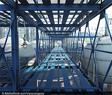 Eine blaue Metallkonstruktion auf einem Produktionsgelände.