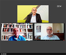 ZEW President Achim Wambach (top) in conversation with US economists Michael Keen (left) and Joel Slemrod (right).