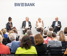 Die Panelisten (v.l.n.r..) Anne Guhlich, Johannes Bauernfeind, Theresia Bauer und Achim Wambach diskutieren, warum Deutschland mehr Gesundheitsdaten braucht.